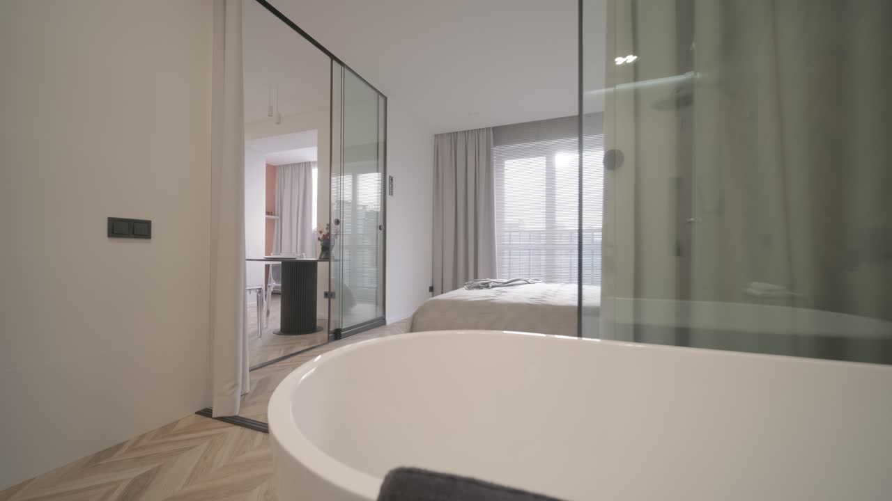 샤워와 함께 현대적인 타일 화장실, 현대적인 집, 부동산 인테리어. 광범위한 촬영 영상