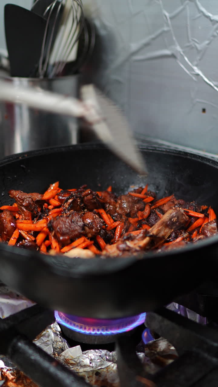 Cucinare il cibo in un wok