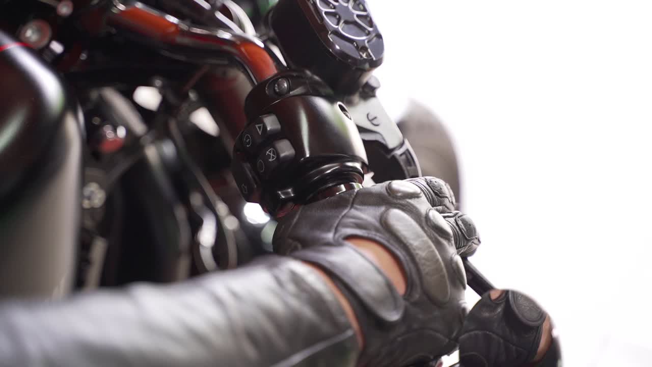 primer plano de las manos de un motociclista en el manillar de una motocicleta