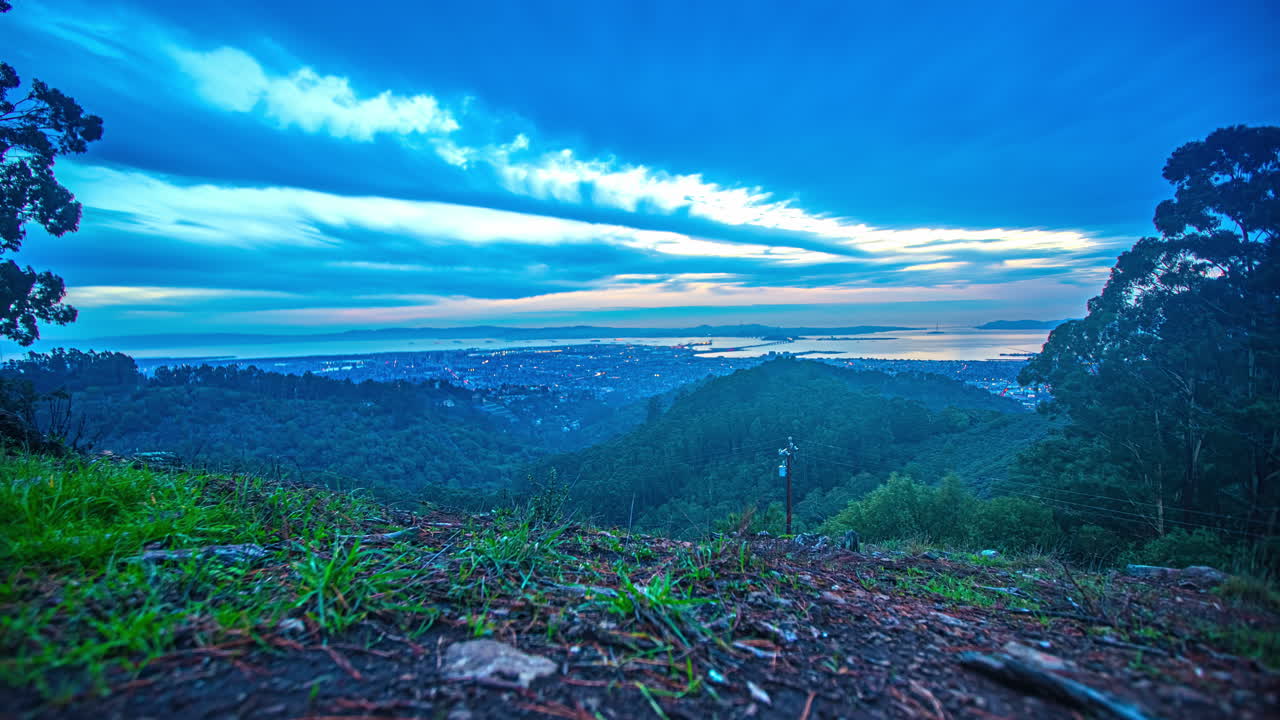 오클랜드 시내 풍경의 타임 스 (oakland cityscape from the grizzly peak, cloudy evening in usa)