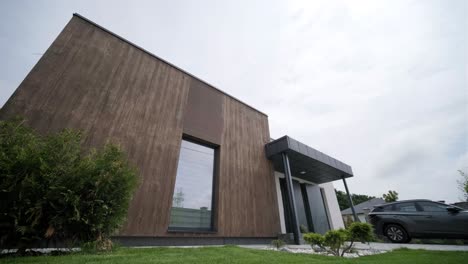 exterior moderno de la casa. casa con su propio territorio y grandes ventanas panorámicas. una pequeña casa suburbana en un estilo moderno.