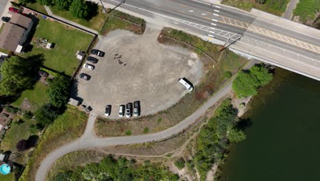antena de arriba hacia abajo del estacionamiento en el comienzo de un sendero a lo largo del río spokane