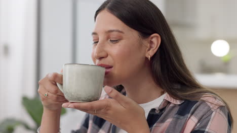 Café,-Cocina-Y-Aroma-Con-Una-Mujer-Bebiendo.