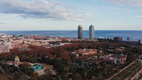 paisaje urbano de barcelona con vistas al parque y a la costa