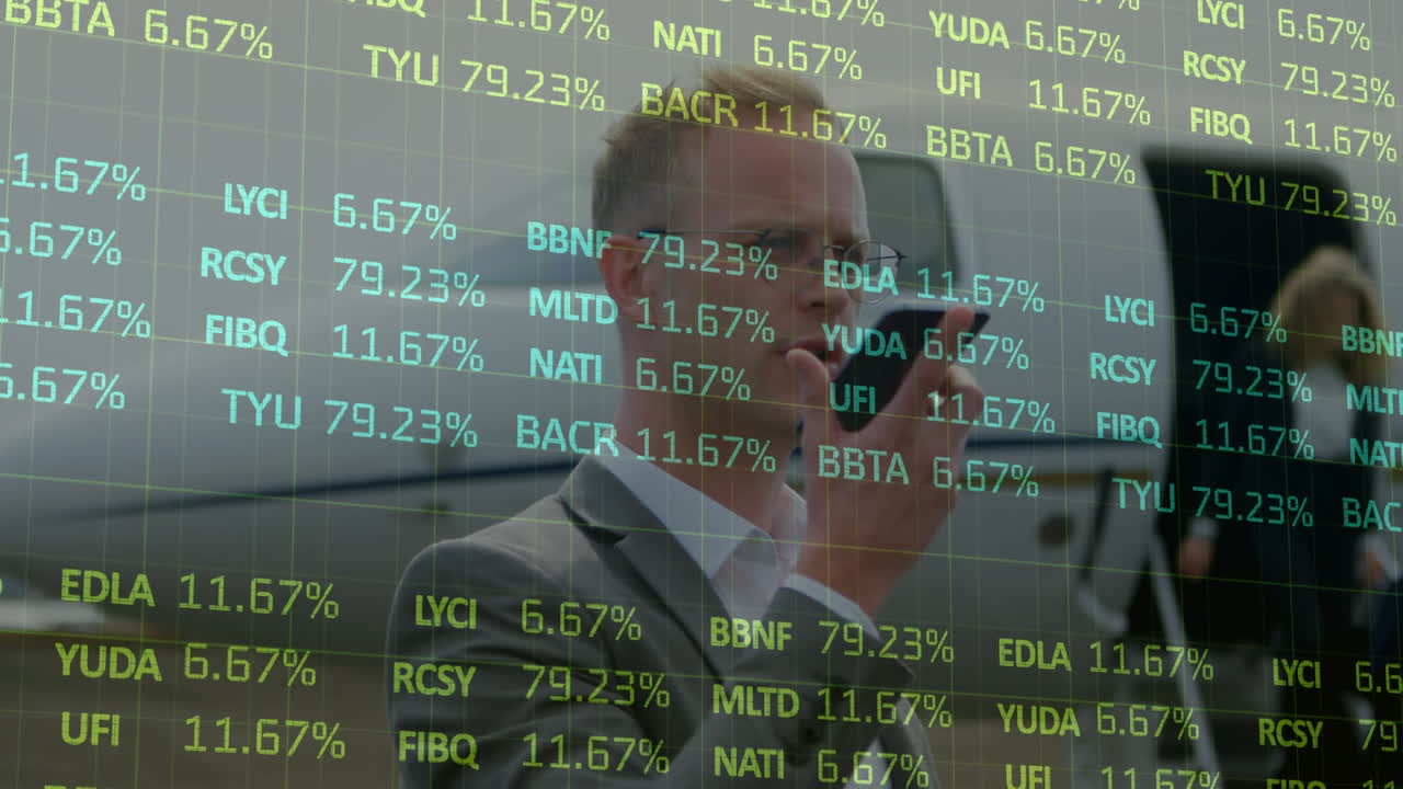 анимация статистики и обработки данных над кавказским бизнесменом с помощью смартфона