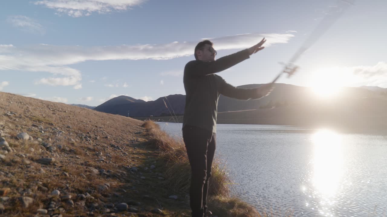 joven pescando en el canal al atardecer