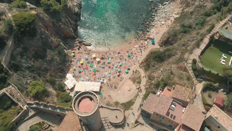 Vista-Aérea-Del-Increíble-Acantilado-Y-El-Mar-Mediterráneo-En-Tossa-De-Mar,-Costa-Brava-En-España,-Cataluña