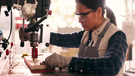 Carpenter-woman,-industry-drill