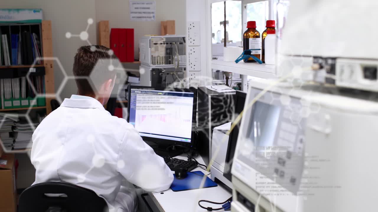 animación del procesamiento de datos científicos sobre un científico masculino que utiliza una computadora