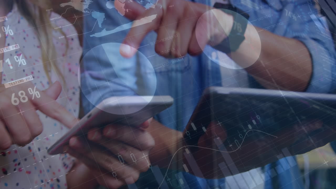 animación de la interfaz infográfica sobre la sección media de los compañeros de trabajo caucásicos discutiendo sobre la tecnología.