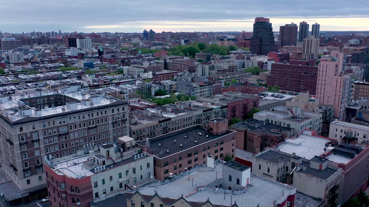 일출 직후 옥상과 빈 도로를 보여주는 뉴욕 할렘 상공에서 느린 공중 트럭 촬영