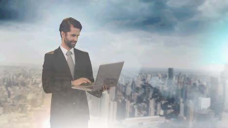 animación de un hombre de negocios usando una computadora portátil sobre el paisaje urbano
