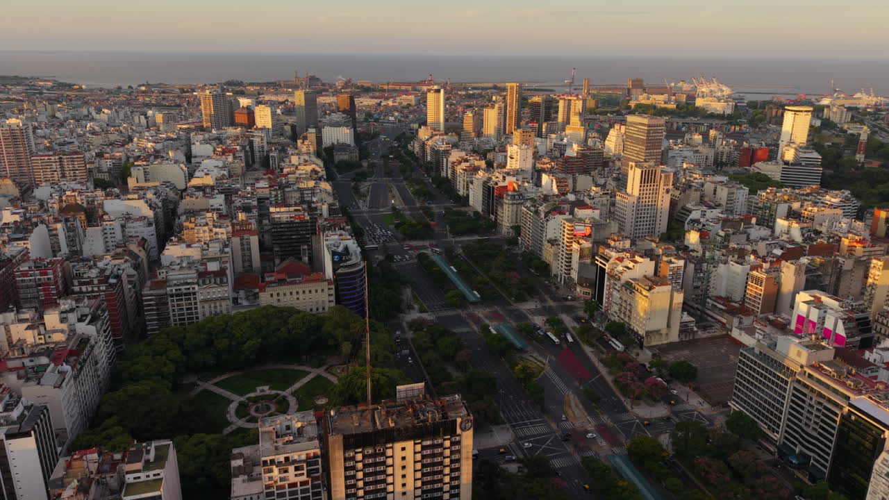 Ripresa con drone su Buenos Aires, capitale dell'Argentina, al tramonto.