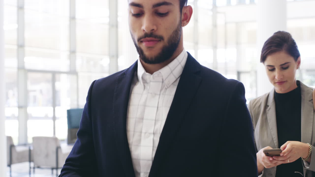 salga y maneje sus asuntos.