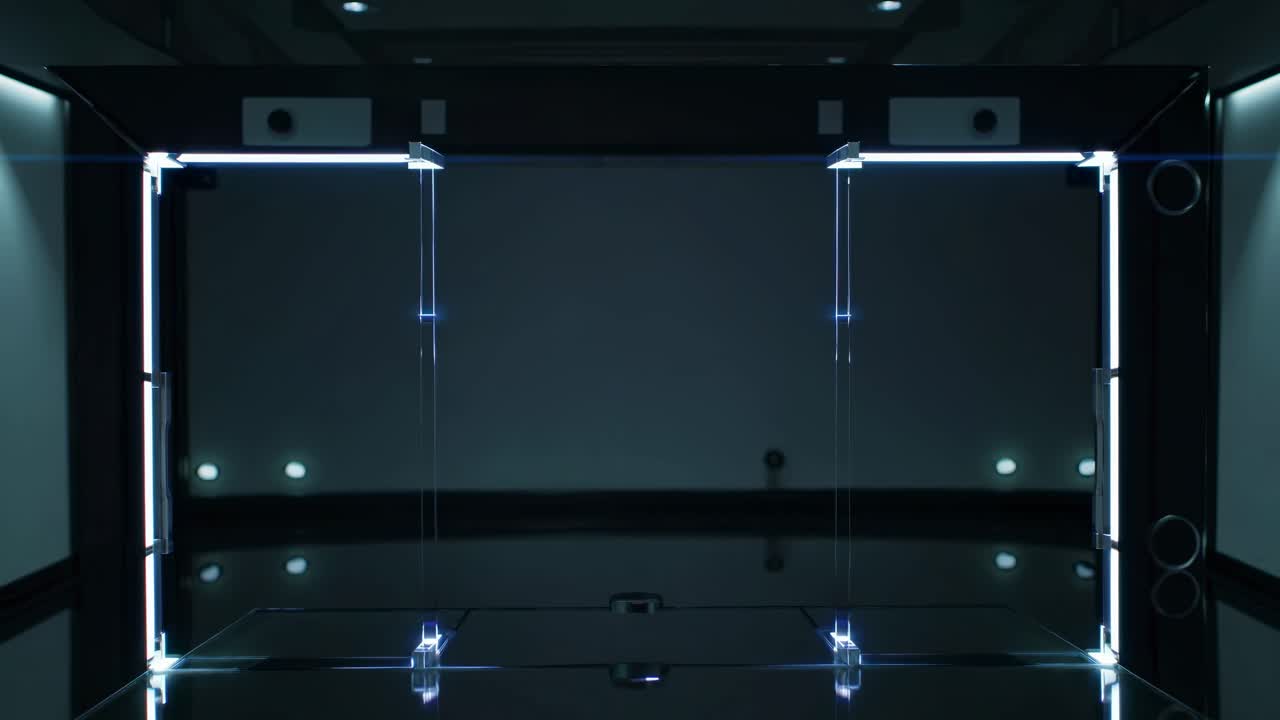 Concetto video futuristico con una struttura simmetrica illuminata al neon. Ripreso da un'angolazione bassa.