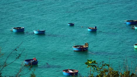 Botes-De-Cesta-De-Coracle-De-Pesca-Vietnamitas-Vacíos-Amarrados-Y-Flotando-En-La-Superficie-Del-Mar