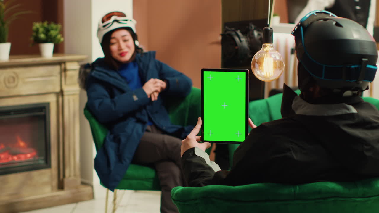 el viajero muestra una pantalla verde en una tableta.