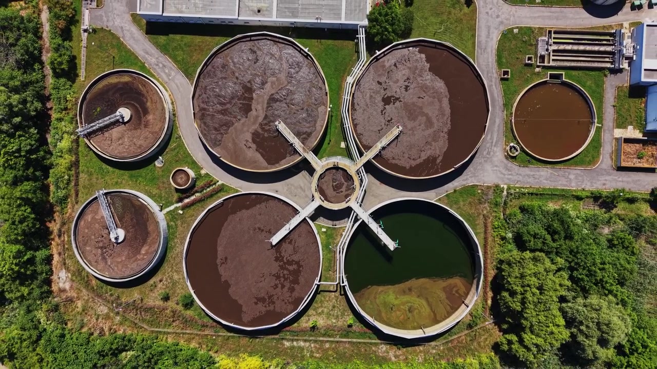 Planta de tratamiento de aguas residuales opera en la ciudad bajo cielos despejados