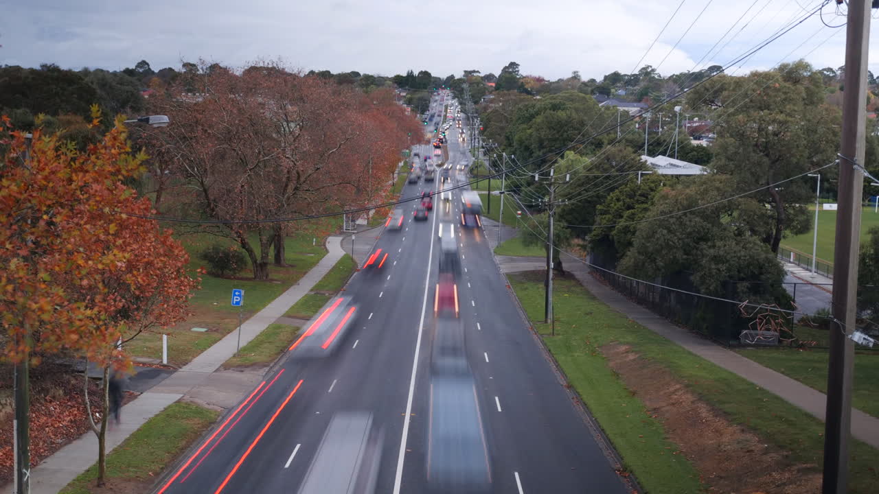 lapso de tiempo sobre carretera muy transitada durante el invierno
