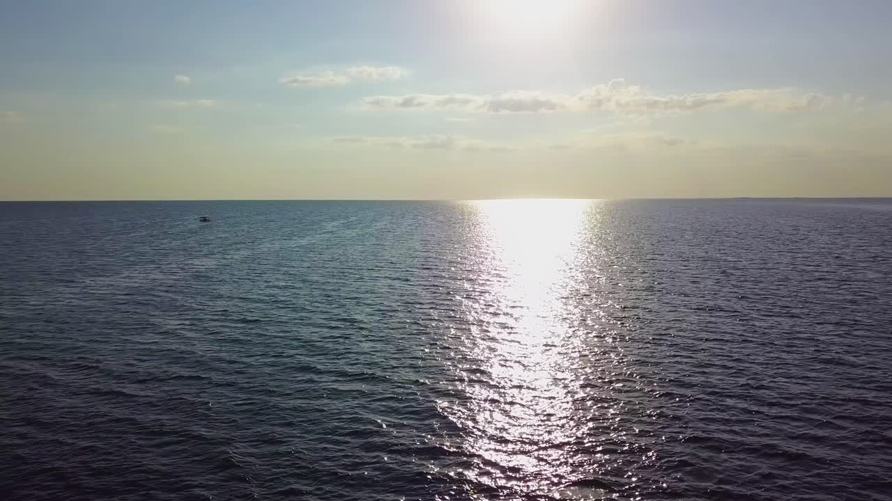 해가 지는 동안 바다의 파도 위를 날아가는 01