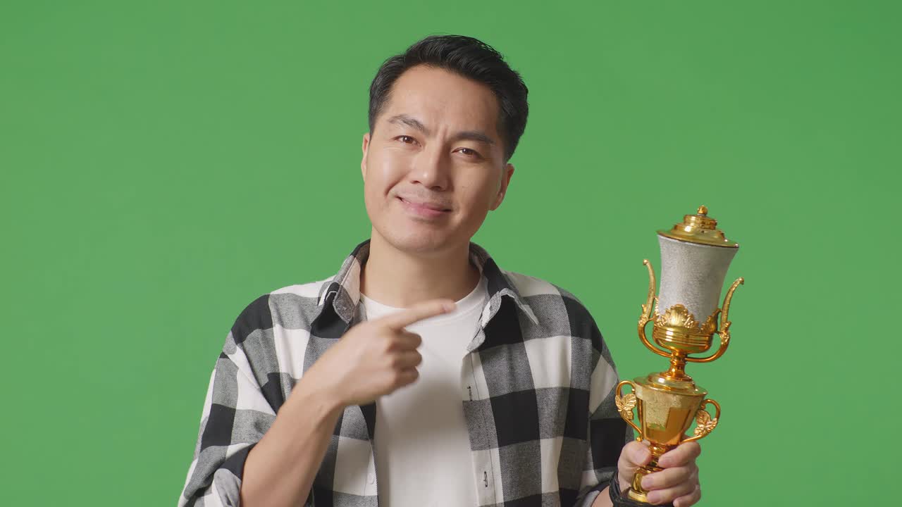 트로피를 들고 있는 남자