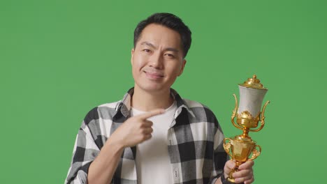 hombre con el trofeo.