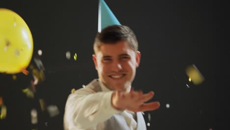 joven bailando con sombrero de fiesta