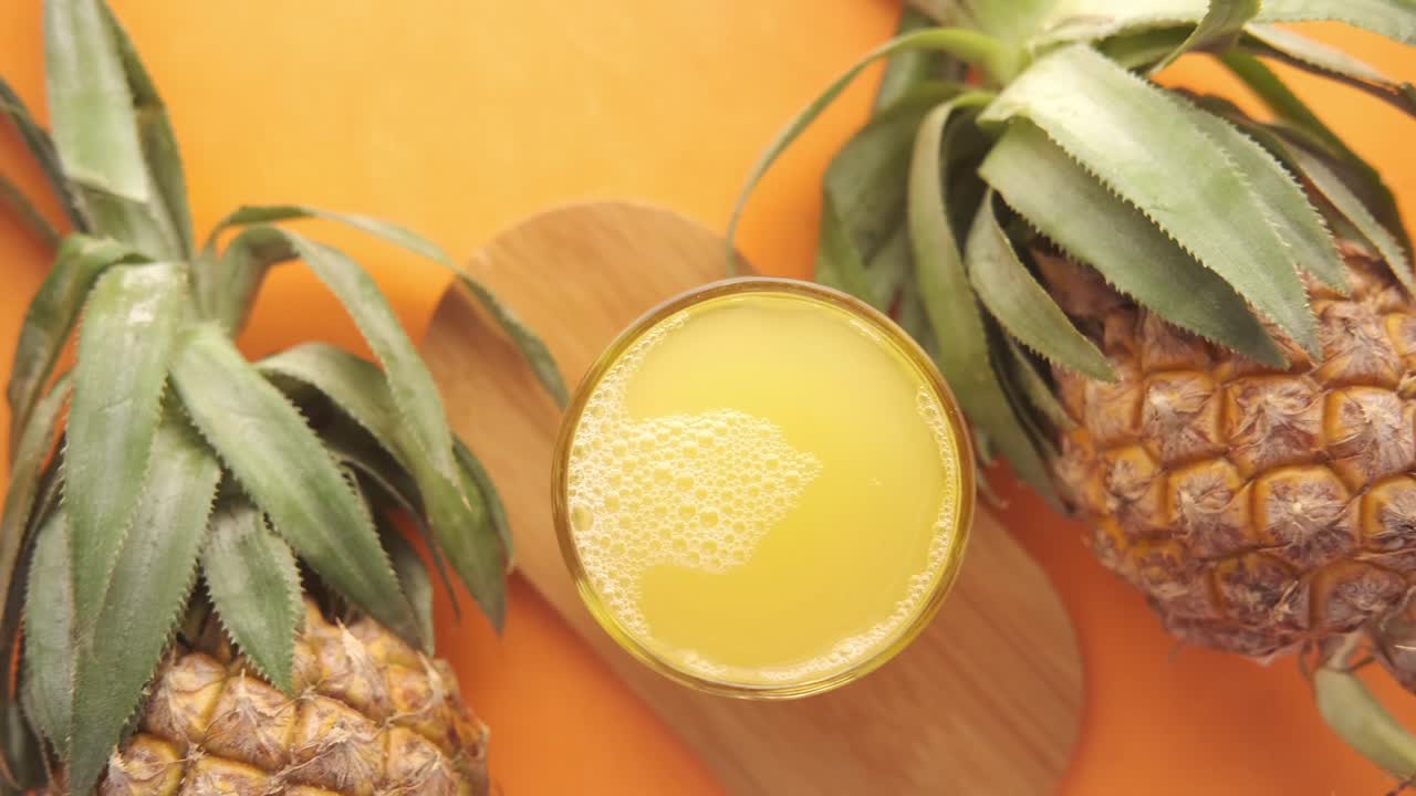 파인애플과 함께 파인아플 주스