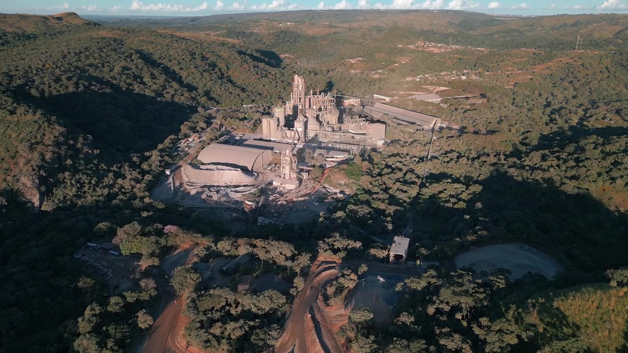 Impianto di lavorazione delle terre rare e paesaggio di estrazione in terreno montuoso vicino a Brasilia, Distretto Federale, Brasile, che mostra infrastrutture minerarie industriali circondate dalla vegetazione nativa del Cerrado