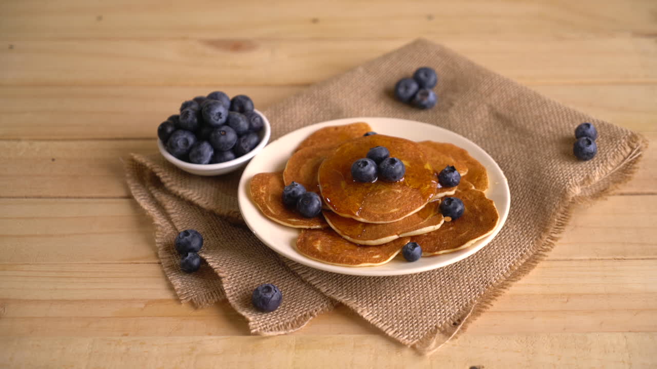 pila de panqueques con arándanos frescos