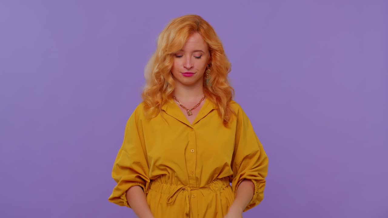 긴 머리 소녀는 엄지손가락을 올리며 동의하거나 긍정적 인 답변을 제공합니다 광고를 추천합니다.