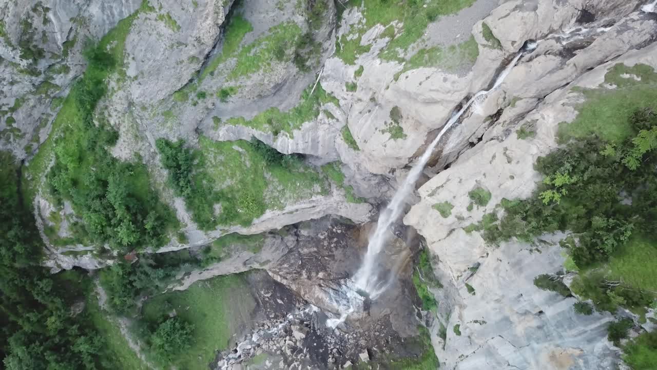 vista de pájaro drone vuelo sobre cascada almenbachfall berner oberland suiza