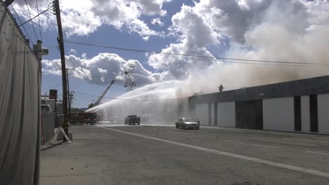 humo que emana de un incendio en un edificio