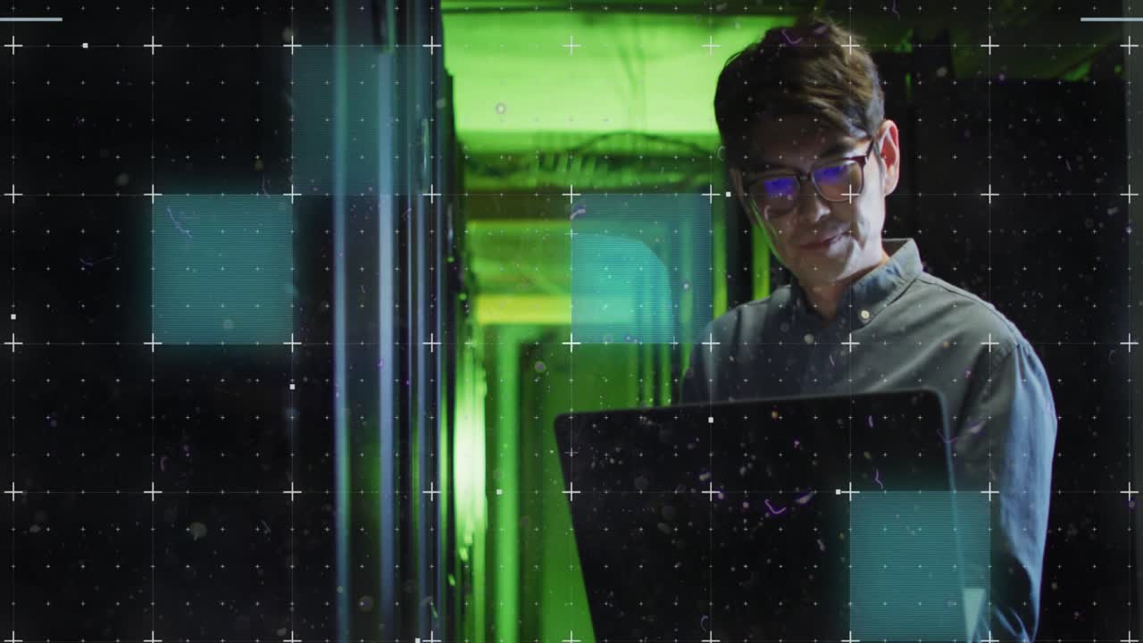 animación de datos sobre ingeniero informático asiático con computadora portátil por servidor de computadora