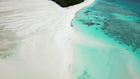 Panorama-De-La-Isla-Mnemba-Y-El-Atolón-De-Coral-En-Zanzíbar,-Tanzania-áfrica,-Tiro-De-Revelación-De-Inclinación-Aérea-Hacia-Arriba