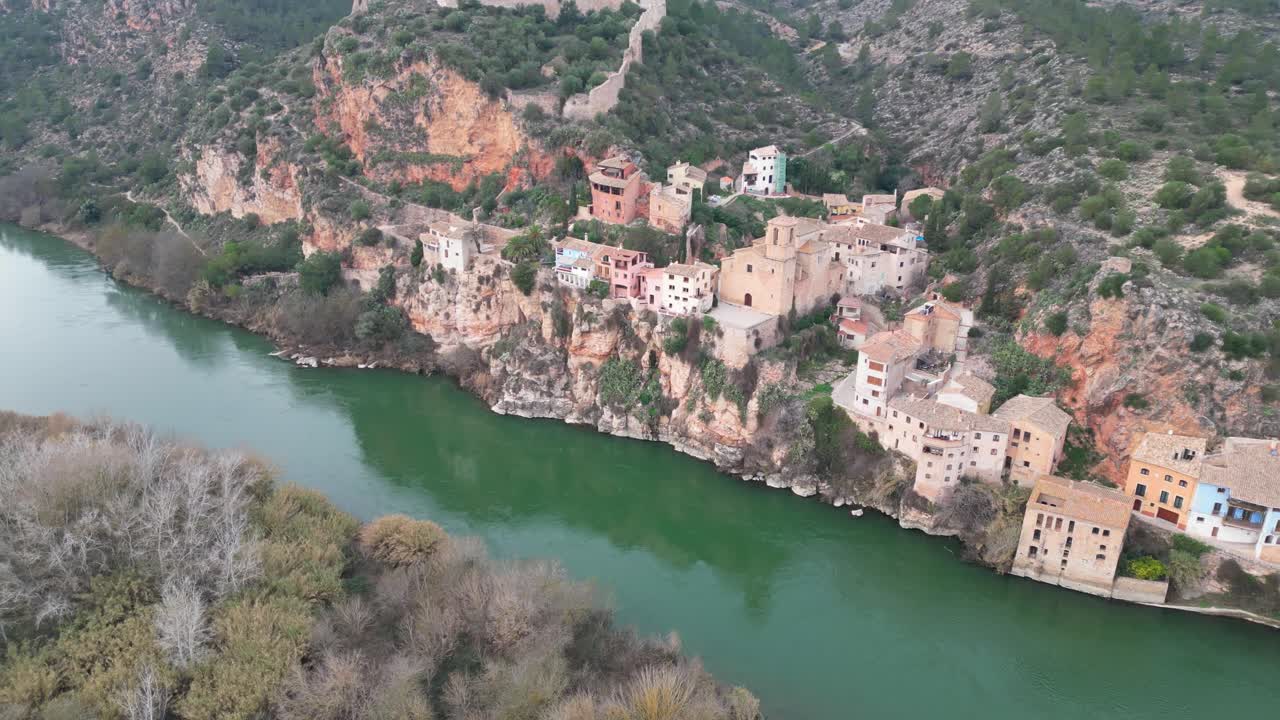 la ciudad de miravet en tarragona, españa, a lo largo del pintoresco río y el exuberante paisaje, vista aérea