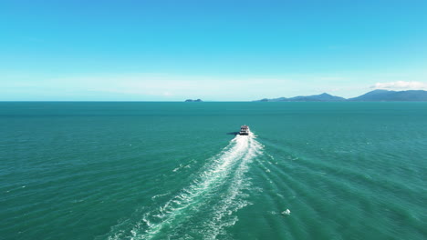 puerto de ferry entre koh samui y koh tao saliendo del muelle de pralarn