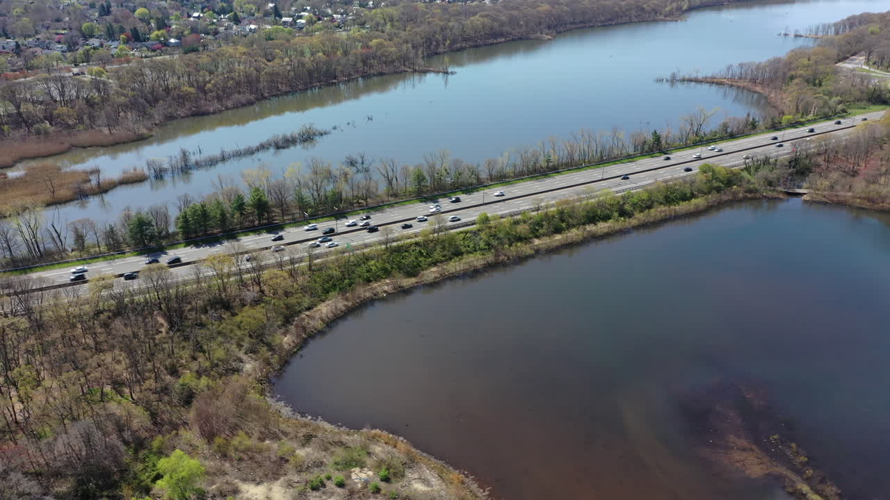 낮 동안 일부 반사 호수에 대한 조감도