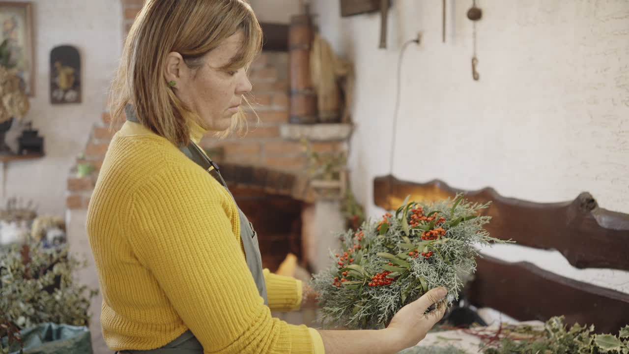 mujer haciendo una corona de Navidad