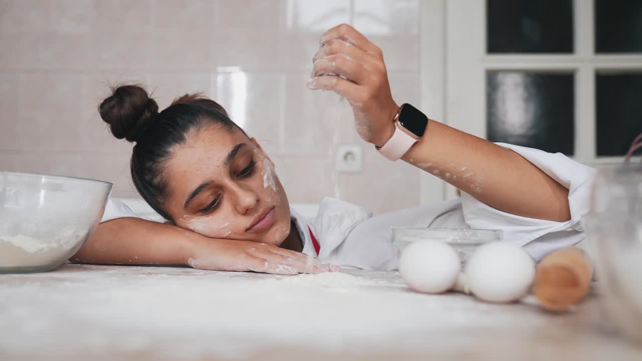 una joven cansada preparando pan
