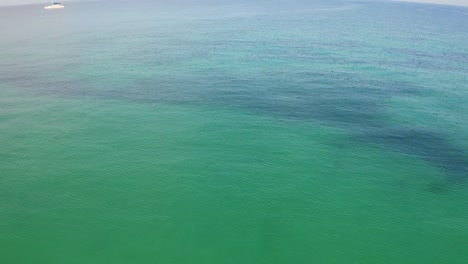drone empuja sobre el agua en jamaica