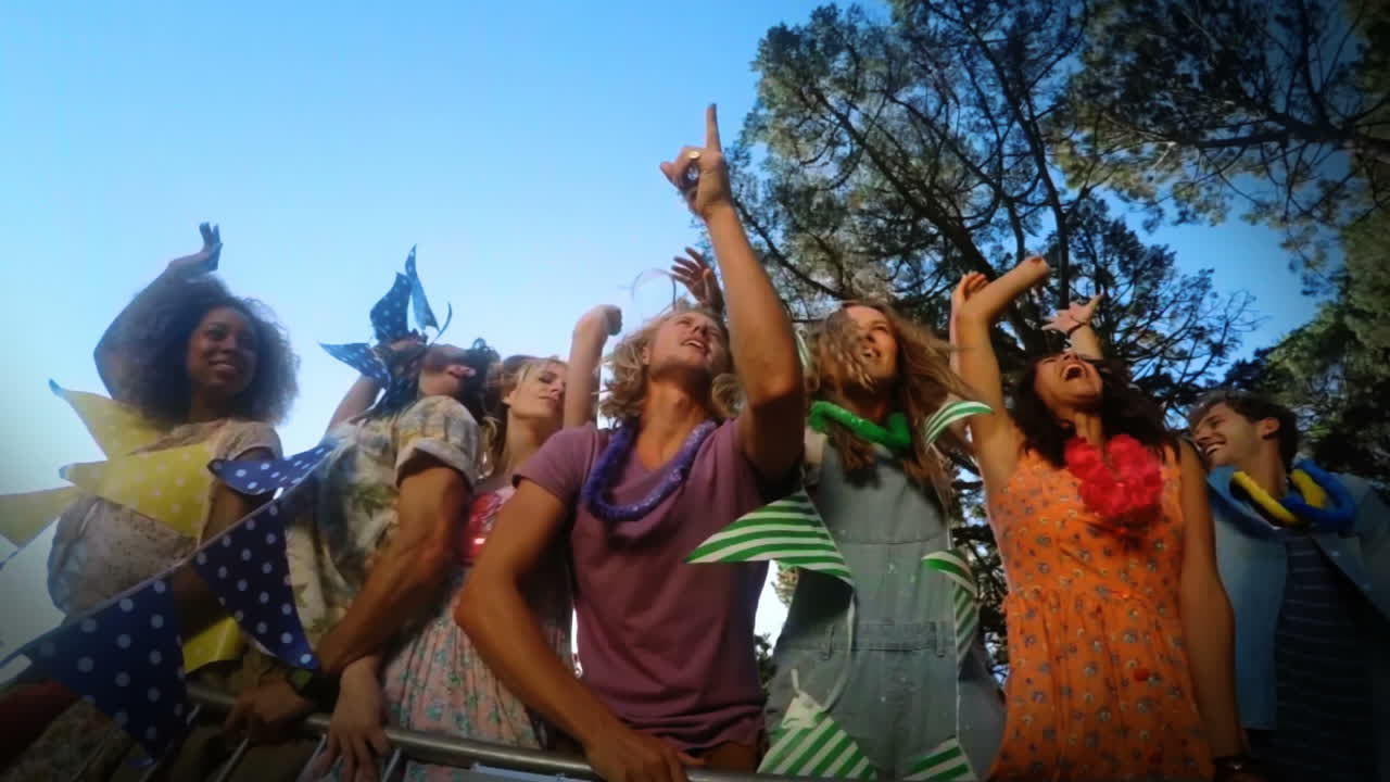 grupos de amigos bailando