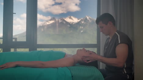 mujer recibiendo un masaje facial con vista a la montaña
