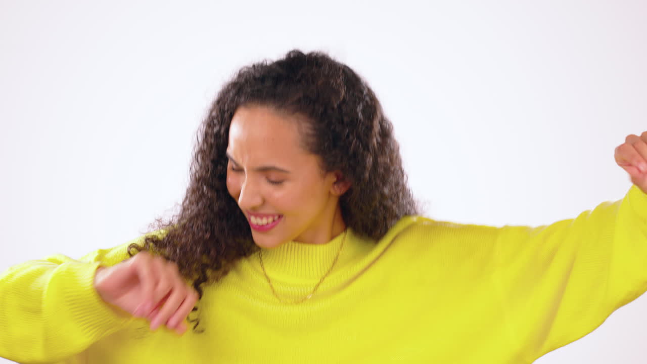 feliz, baile y mujer moviéndose en un estudio