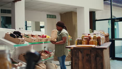 Cliente-Seleccionando-Frutas-Y-Verduras-Bio-De-Cajas-De-Mercado.