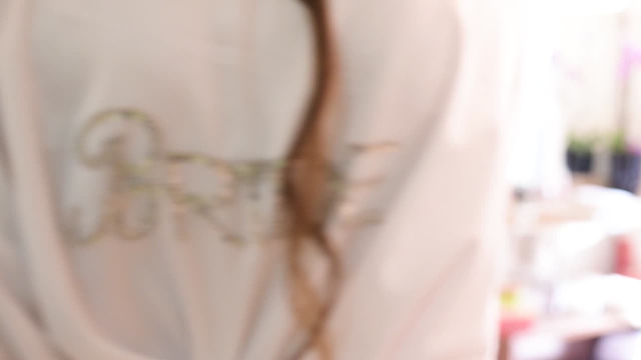 결혼식 날 백스테이지, 아름다운 가운, 제단 오르기를 기다리는