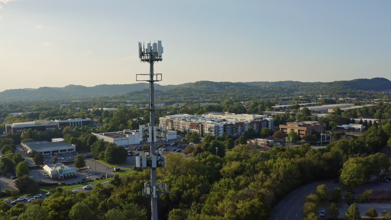 vista aérea pasando por la torre de comunicaciones de radio del teléfono celular 5g, 4k