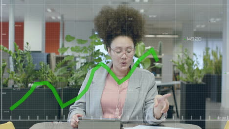 animación del procesamiento de datos financieros sobre una mujer de negocios biracial en la oficina