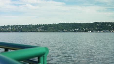 vista de edmonds y mukilteo desde un ferry