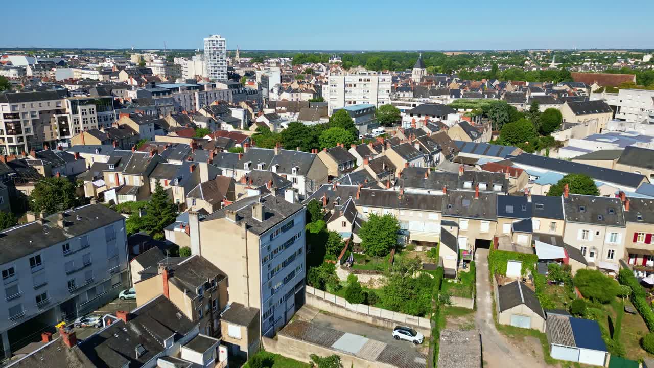 Paesaggio urbano di Châteauroux, edifici residenziali, tetti e spazi verdi in una giornata di sole, Francia. Drone aereo in avanti